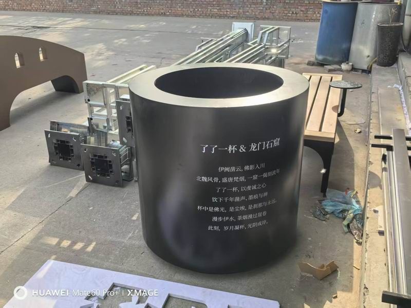 了了一杯金屬花箱